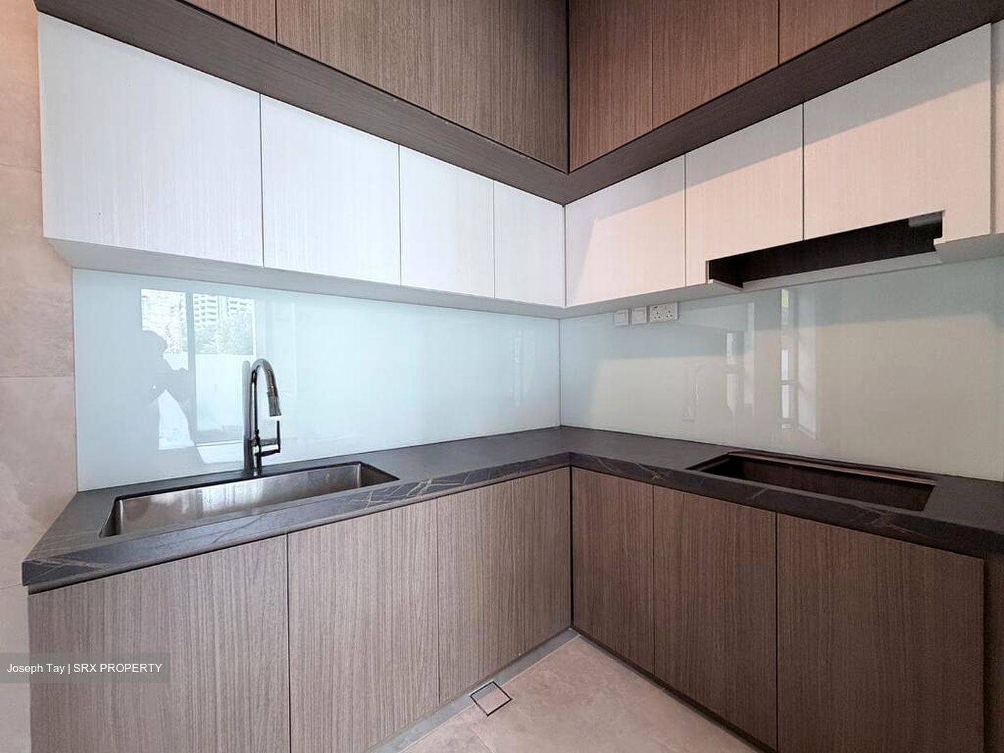 East Coast Avenue (D15), Terrace #518807861